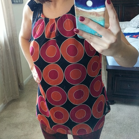 Cute patterned top. - Picture 7 of 8